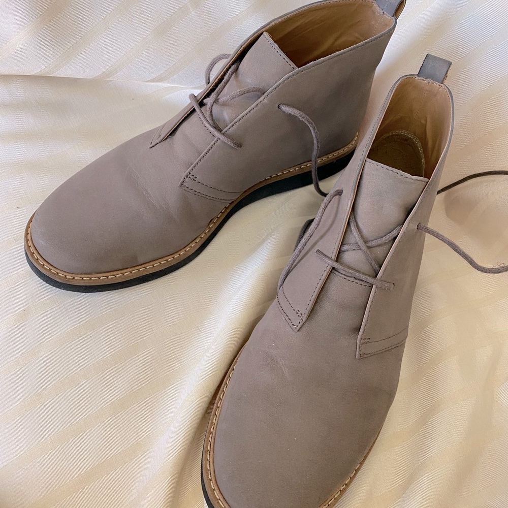 Clarks women’s short boot grayish brown color. Excellent condition. Size 7.5